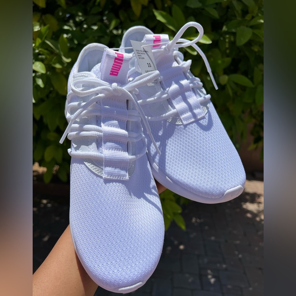Tennis shoes